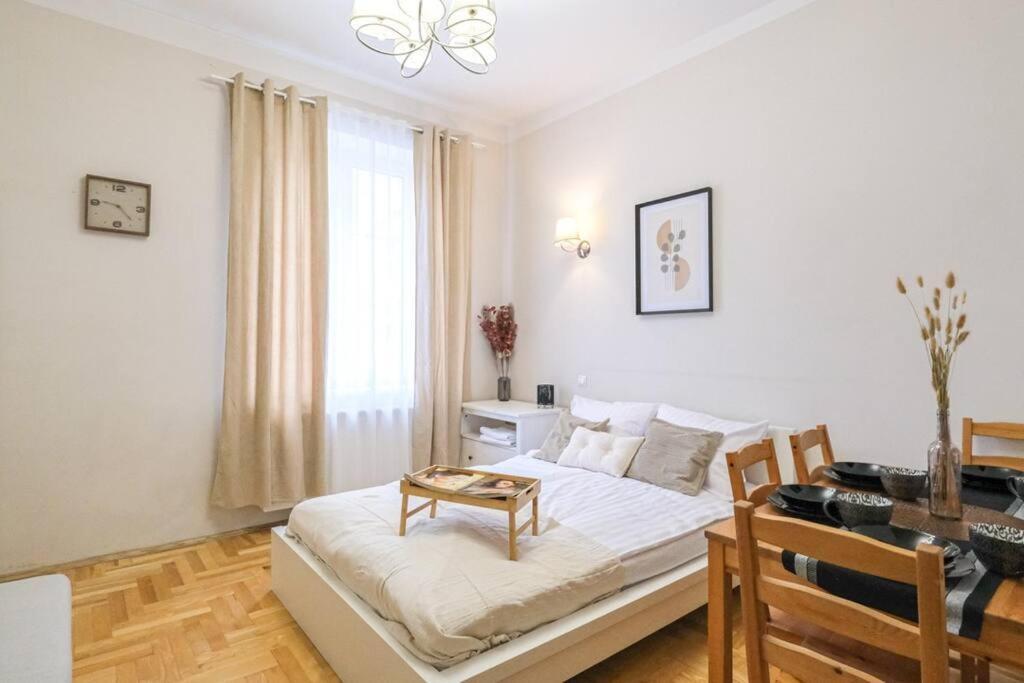 Comfy 25 Train Station Apartment *